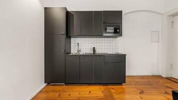 Kühlschrank, Mikrowelle, Herdplatte, Wasserkocher mit Kaffee-/Teezubehör