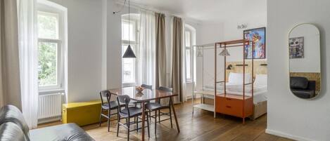 Bureau, fer et planche à repasser, Wi-Fi, draps fournis