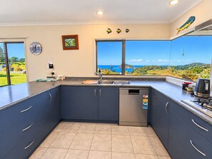 Una cucina con vista sull'oceano, una sveglia e una decorazione a forma di pesce.