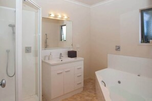 Shower, hair dryer, towels - Tutukaka Heads Lodge (Tutukaka)