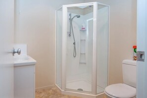 Sèche-cheveux, serviettes fournies