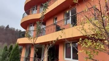 Vista frontal de la propiedad