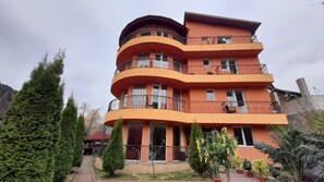 Vista frontal de la propiedad