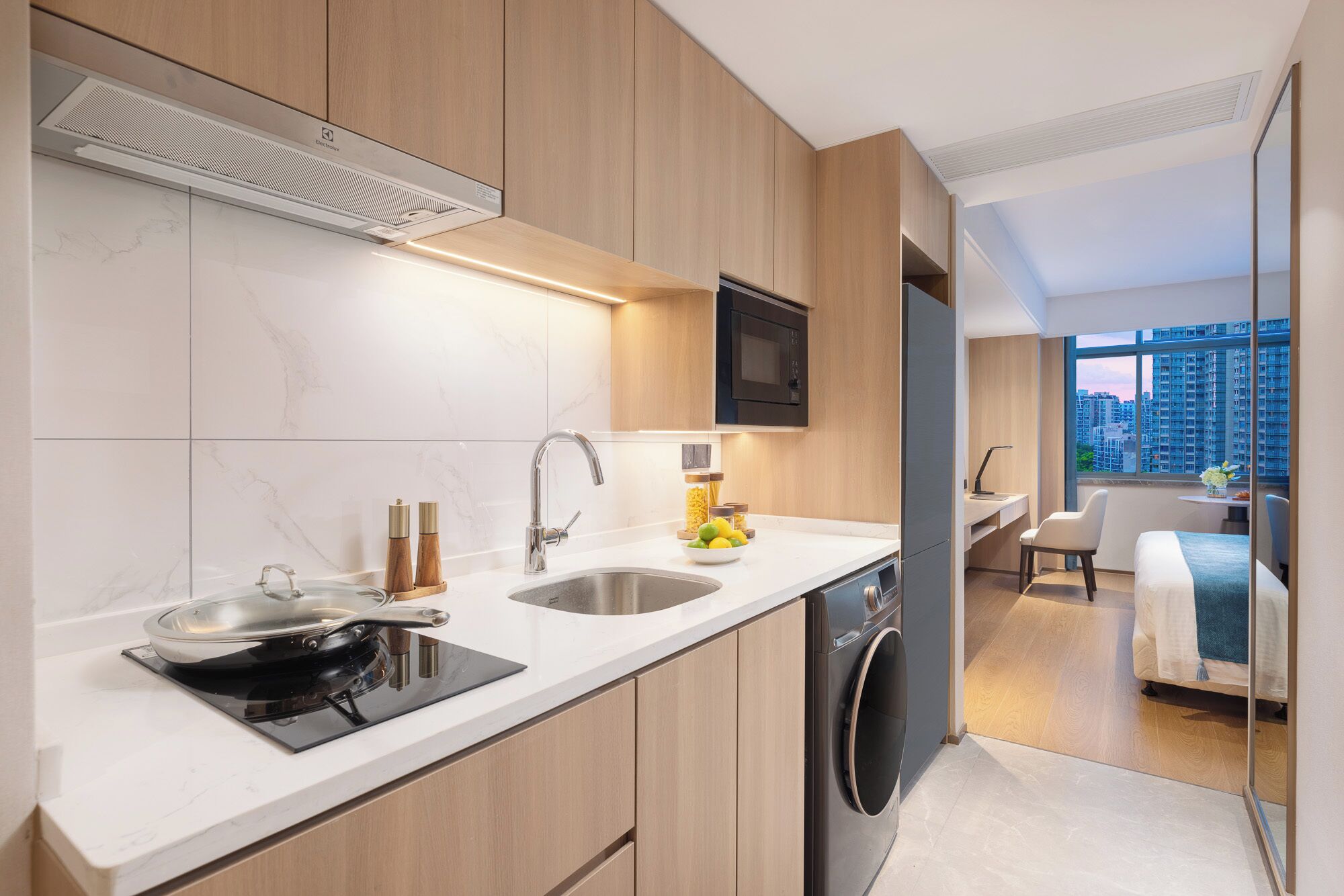 行政开间 | 羽绒被、办公桌、遮光窗帘、熨斗/熨衣板