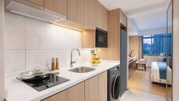 Studio Executive | Duntäcken, skrivbord, mörkläggningsgardiner och strykjärn/strykbräda