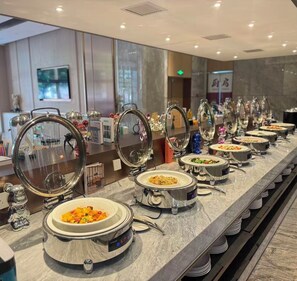 Petit déjeuner buffet servi tous les jours en supplément