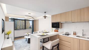 Lägenhet Deluxe - 1 sovrum (Twin) | Duntäcken, skrivbord, mörkläggningsgardiner och strykjärn/strykbräda