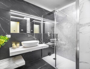 Shower, hair dryer, bidet, towels - Modern Apartment with View on St. John and Paul (Venecia)