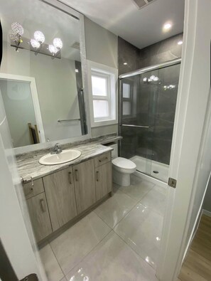 Handtücher, Seife, Toilettenpapier