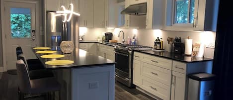 Fridge, microwave, stovetop, dishwasher