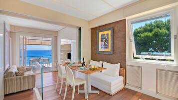 Standard-Apartment, Mehrere Schlafzimmer, 2 Bäder, Meerseite (Il Faro Sul Mare - Total Sea View) | Speisen