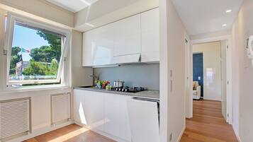 Standard-Apartment, Mehrere Schlafzimmer, 2 Bäder, Meerseite (Il Faro Sul Mare - Total Sea View) | Eigene Küche