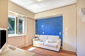 Standard Apartment, Multiple Bedrooms, 2 Bathrooms, Sea Facing (Il Faro Sul Mare - Total Sea View) | Living area | 21-inch flat-screen TV with satellite channels - Il Faro Sul Mare - Total Sea View (Andora)