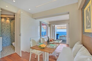 标准公寓, 多间卧室, 双浴室, 临海 (Il Faro Sul Mare - Total Sea View) | 用餐