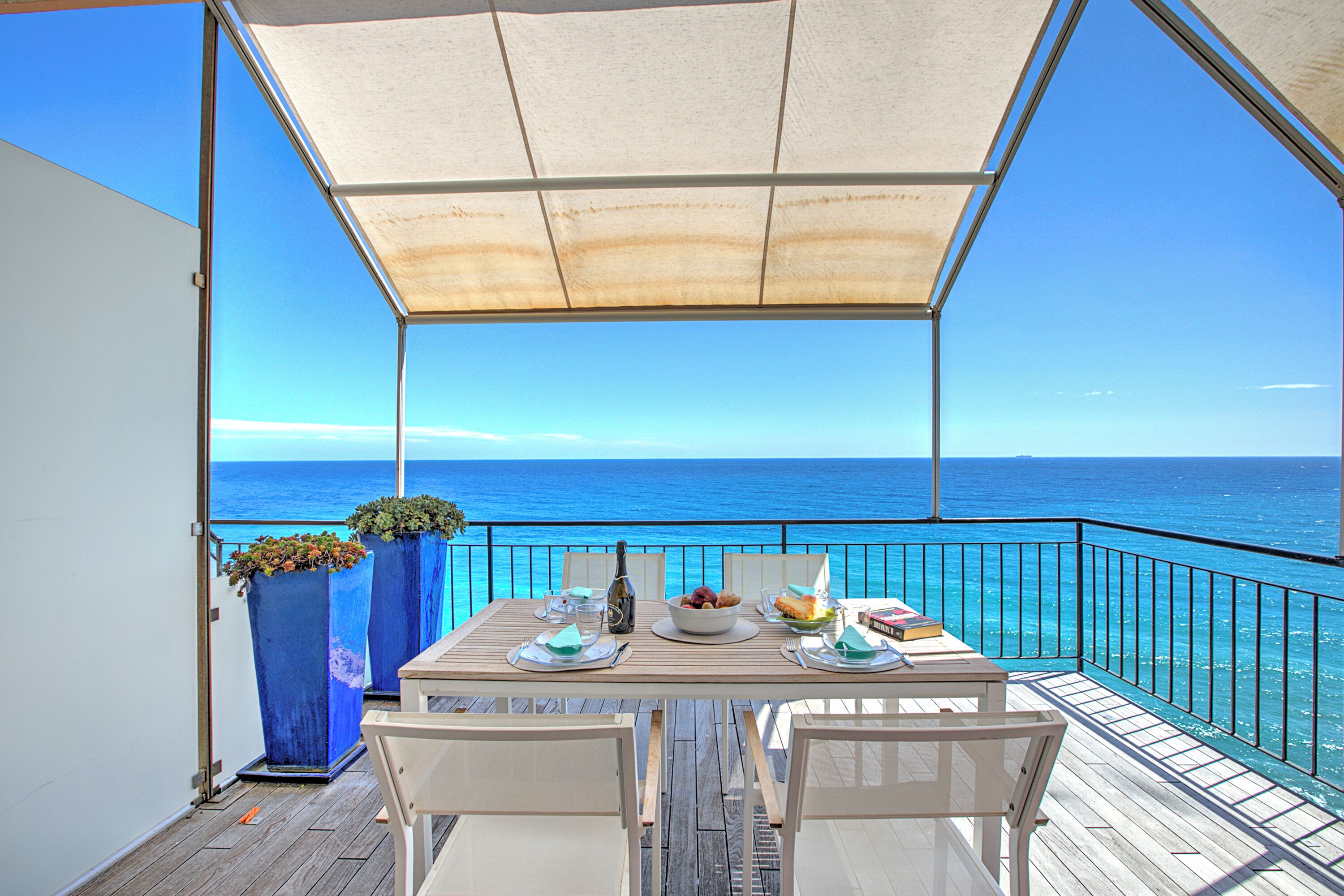 Standard-Apartment, Mehrere Schlafzimmer, 2 Bäder, Meerseite (Il Faro Sul Mare - Total Sea View) | Speisen im Freien