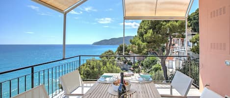 Standard Apartment, Multiple Bedrooms, 2 Bathrooms, Sea Facing (Il Faro Sul Mare - Total Sea View) | Outdoor dining