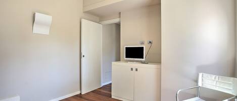 Appartement Standard, plusieurs chambres, 2 salles de bains (Il Faro Sul Mare - Total Sea View) | Aire de séjour | Téléviseur à écran plat de 21 po avec télévision par satellite