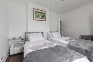 3 bedrooms, iron/ironing board, Internet, bed sheets - Comfy House
Suitable for families (Fratton)