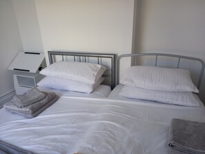 3 slaapkamers, een strijkplank/strijkijzer, internet, beddengoed