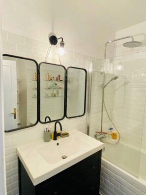 Sèche-cheveux, serviettes fournies, papier toilette