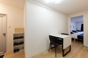 1 chambre, fer et planche à repasser, accès à Internet