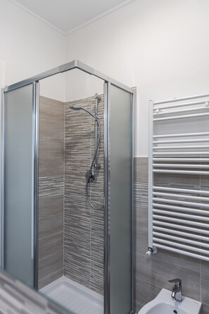 Douche, sèche-cheveux, bidet, serviettes fournies