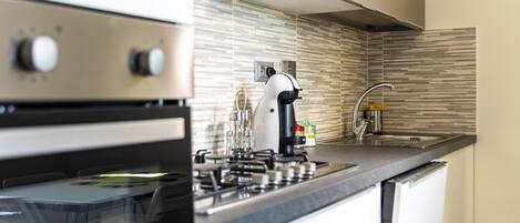 Een koelkast, een microgolfoven, een oven, een vaatwasser