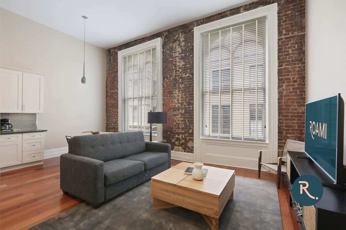 Televisión y oficina 