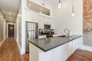 Refrigerador, microondas, placa de cocina, lavavajillas