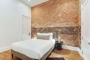 1 slaapkamer, een strijkplank/strijkijzer, wifi, beddengoed