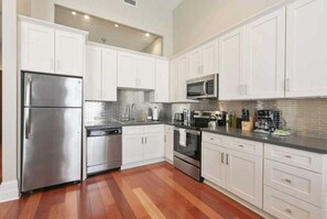 Fridge, microwave, stovetop, dishwasher