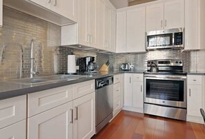 Réfrigérateur, four à micro-ondes, surface de cuisson, lave-vaisselle