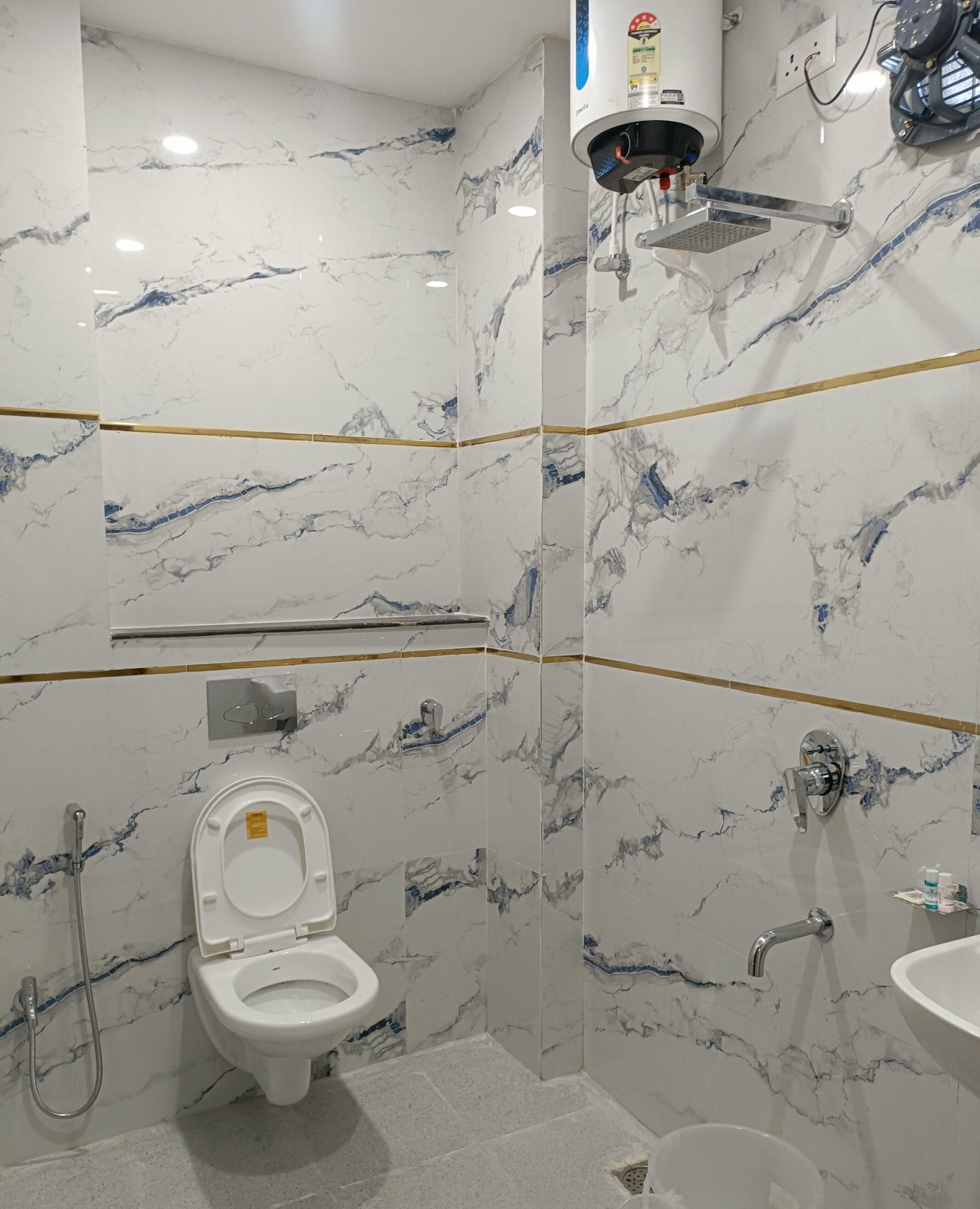 Ein Badezimmer mit Toilette, Dusche und Waschbecken.