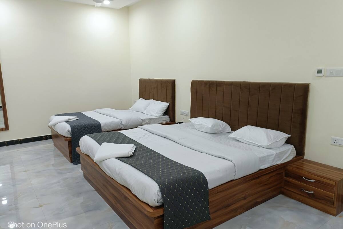 Luxury Room | Free WiFi, bed sheets