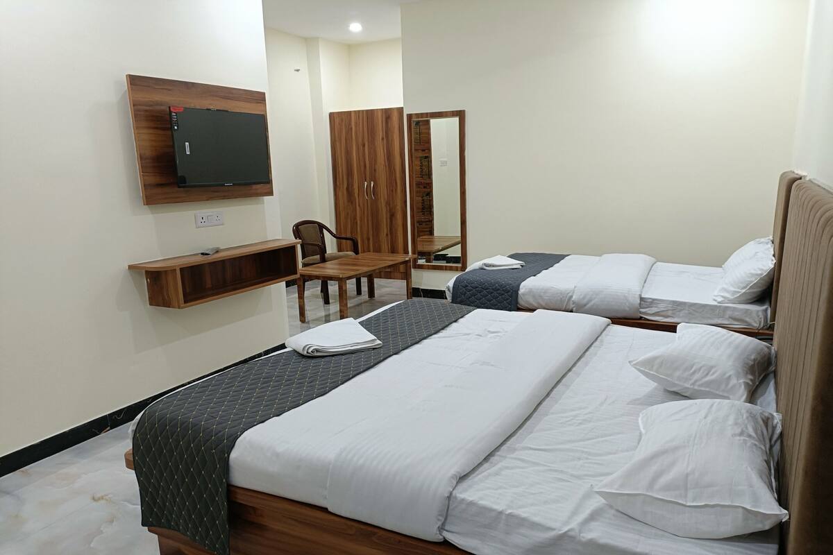 Luxury Room | WiFi (free), bed sheets