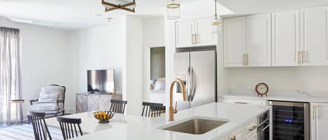 Réfrigérateur, four à micro-ondes, un four, surface de cuisson