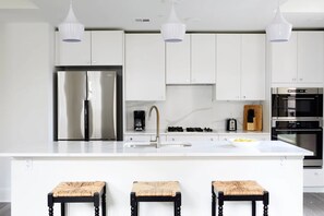 Een koelkast, een magnetron, een oven, een kookplaat