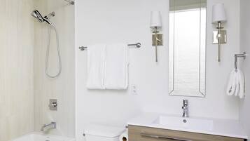 Douche, sĂšche-cheveux, serviettes fournies