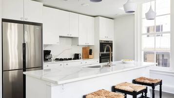 Geladeira, micro-ondas, fogão, cooktop