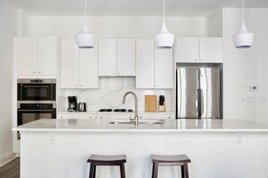 Fridge, microwave, oven, stovetop - Roami at St. Charles | 2 Bedroom w/ Balcony (New Orleans)