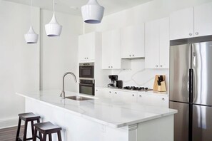 Refrigerador, microondas, horno, placa de cocina