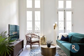 TV - Roami at St. Charles | 2 Bedroom w/ Balcony (New Orleans)