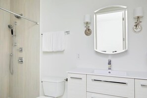 Douche, sèche-cheveux, serviettes fournies