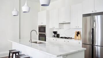 Réfrigérateur, micro-ondes, four, plaque de cuisson