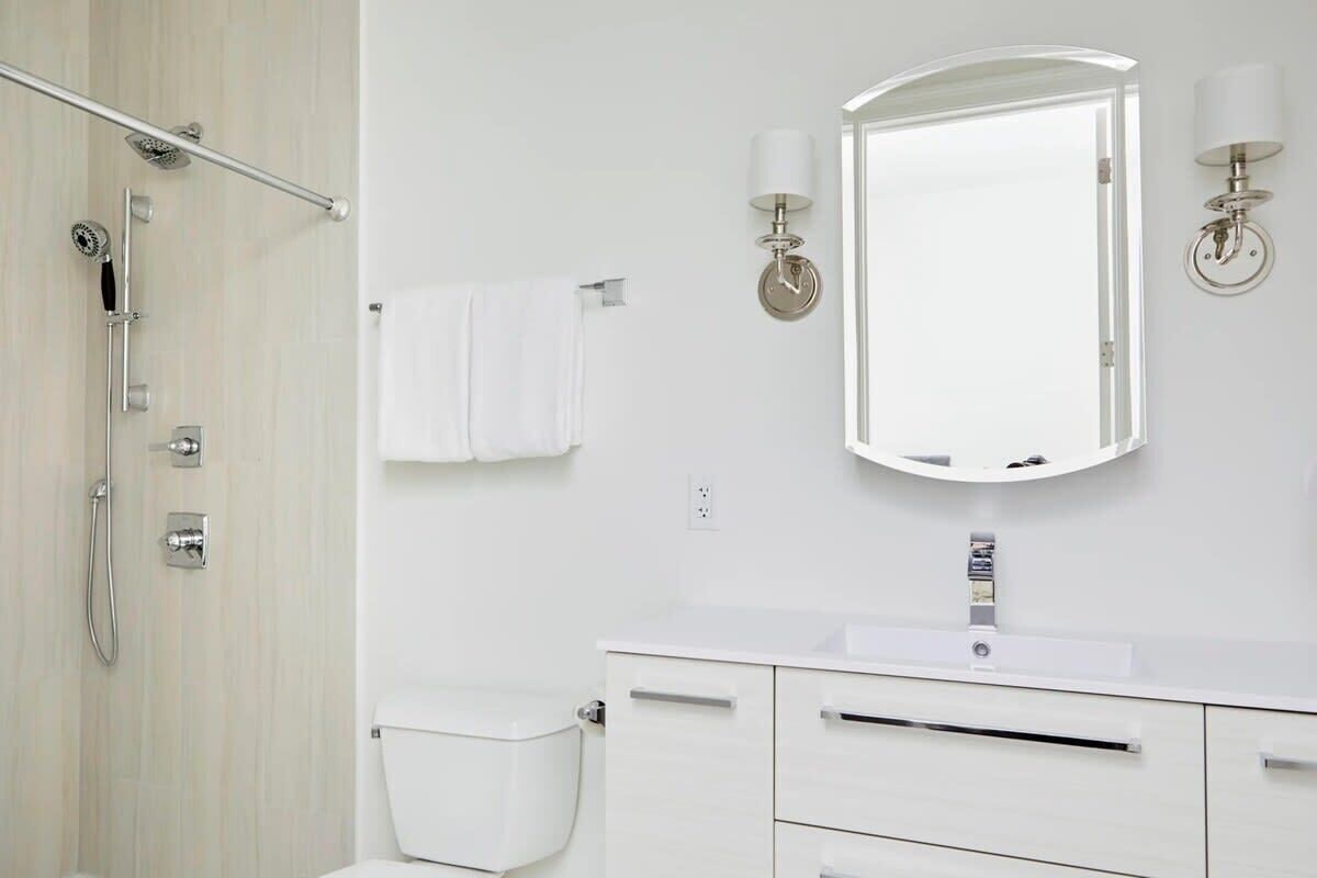 シャワー、ヘアドライヤー、タオル