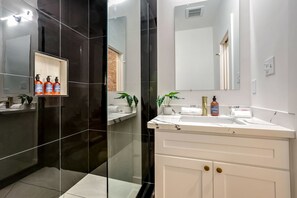 Doccia, asciugacapelli, asciugamani