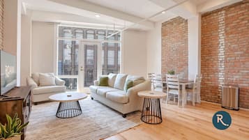 Una televisión, una oficina