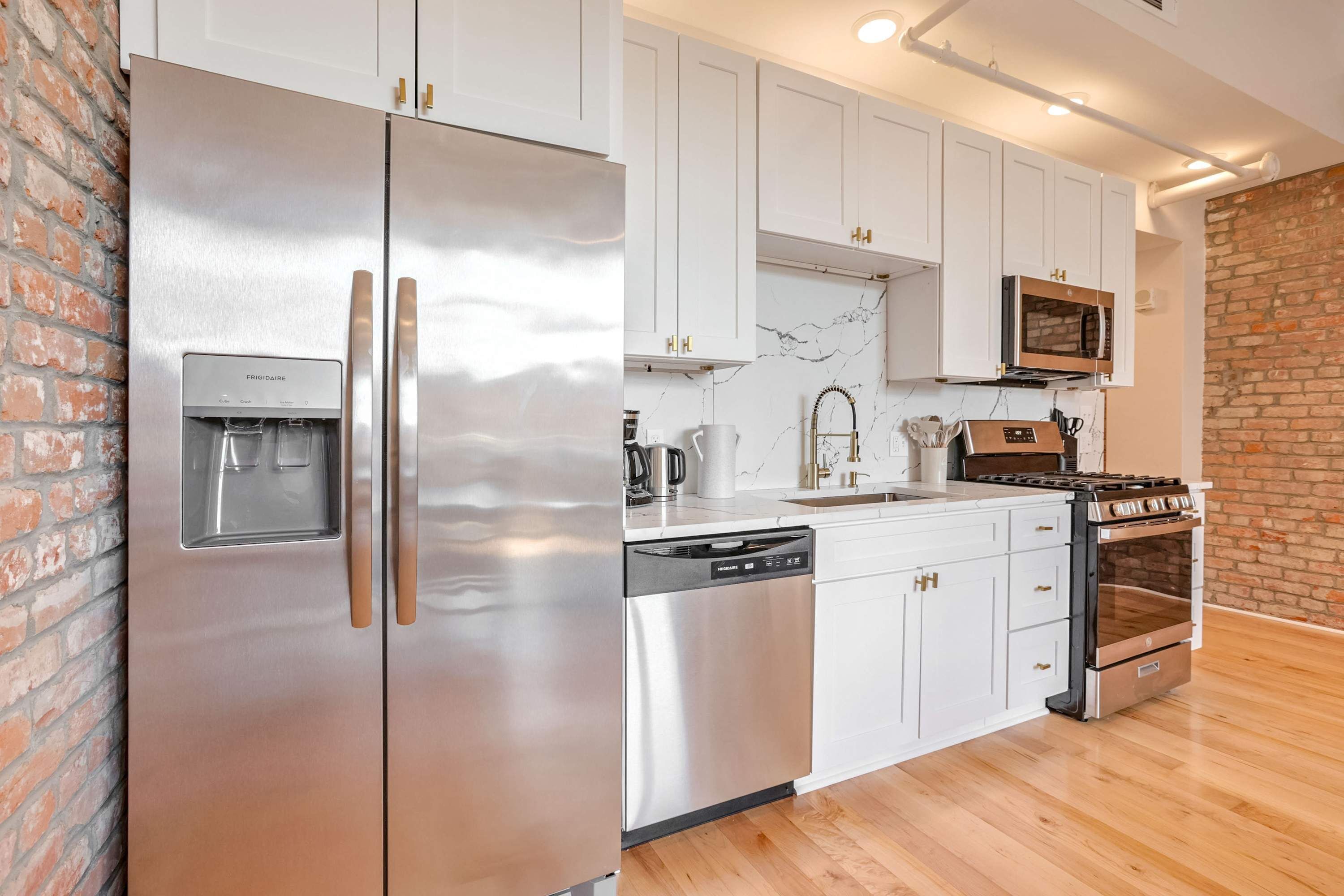 Refrigerador, microondas, horno y parrilla de estufa 