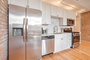 Refrigerador, microondas, horno y parrilla de estufa