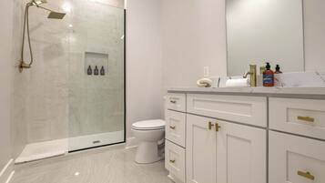 Bruser, hårtørrer, håndklæder